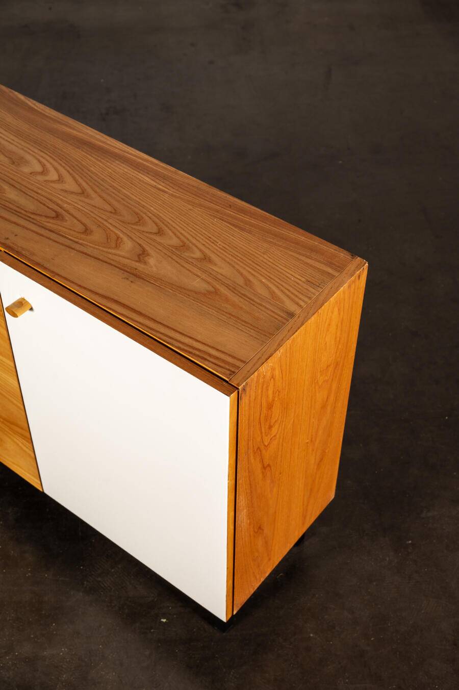 Meuble de rangement en bois blond et stratifié blanc