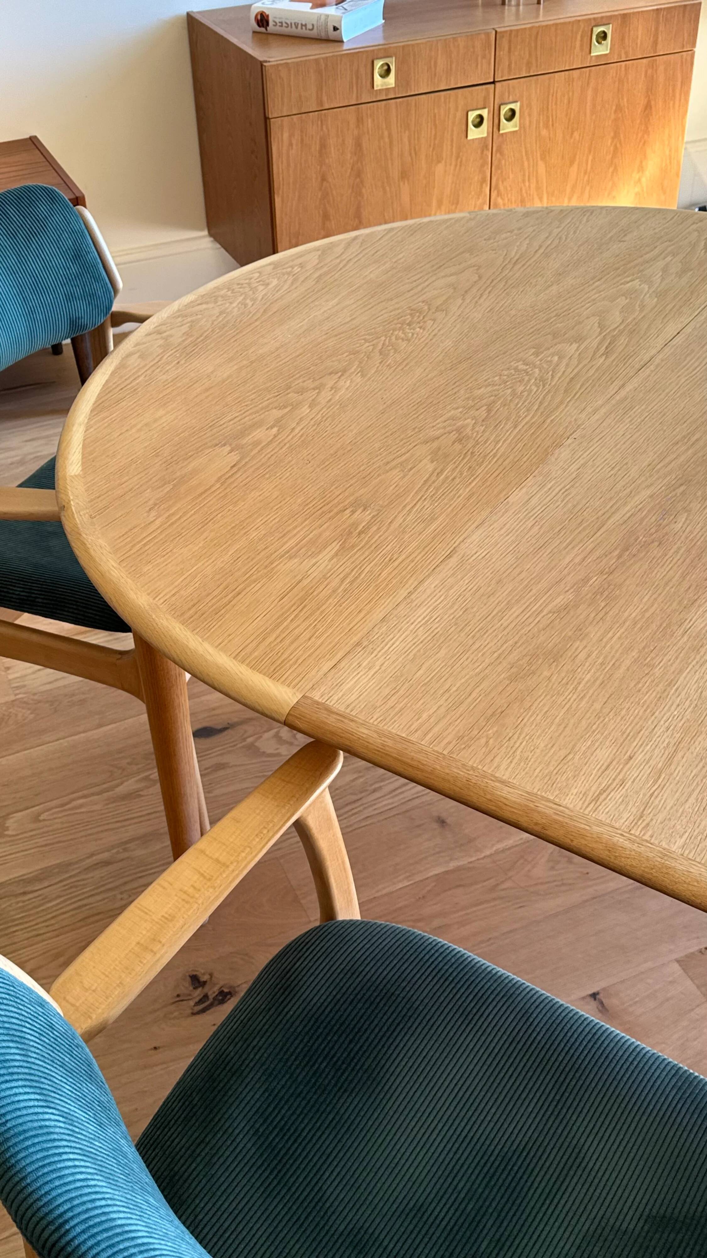 Table de salle à manger ronde en chêne clair "Ella"