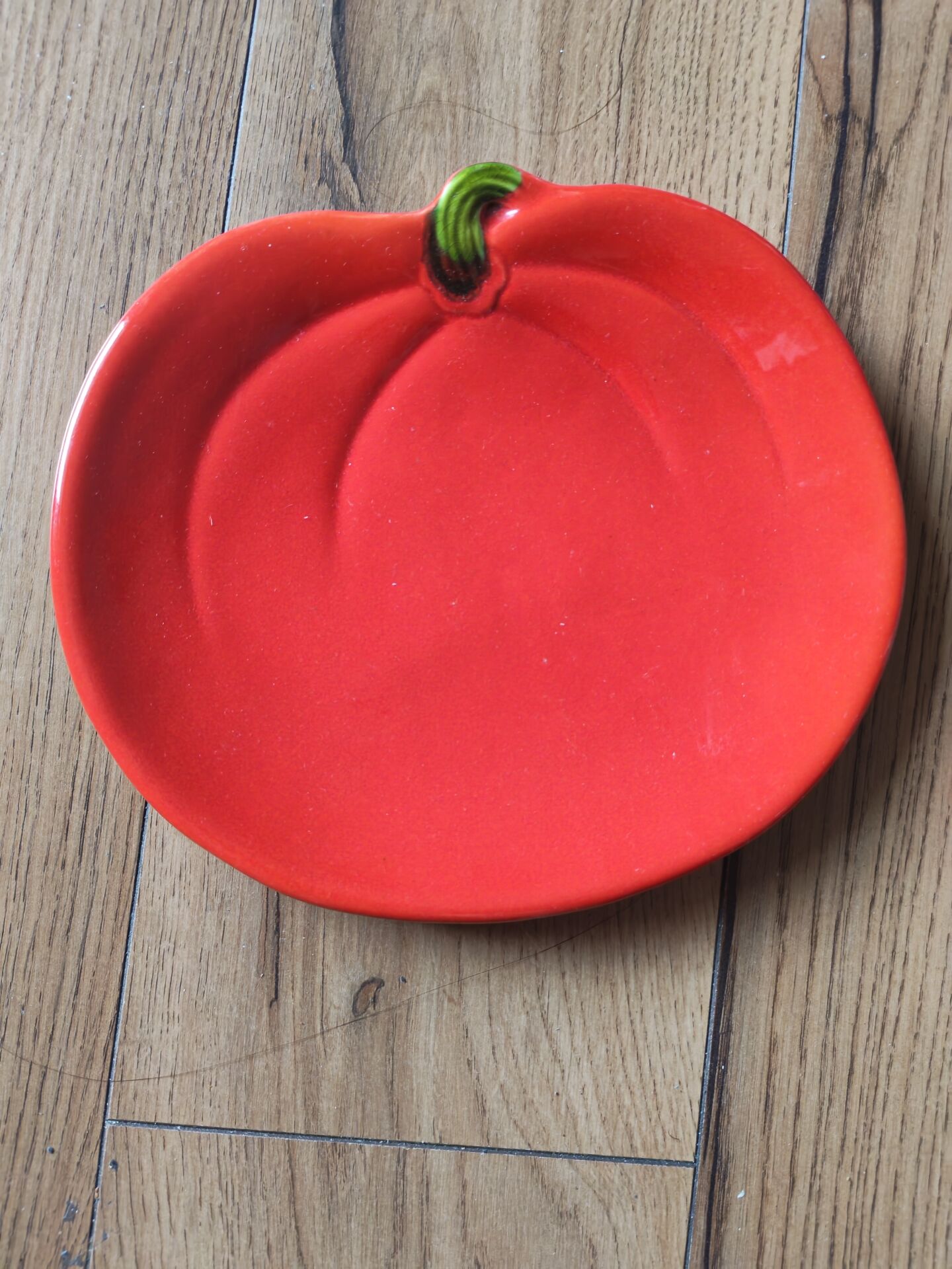 Assiette de présentation vintage en céramique formant une tomate