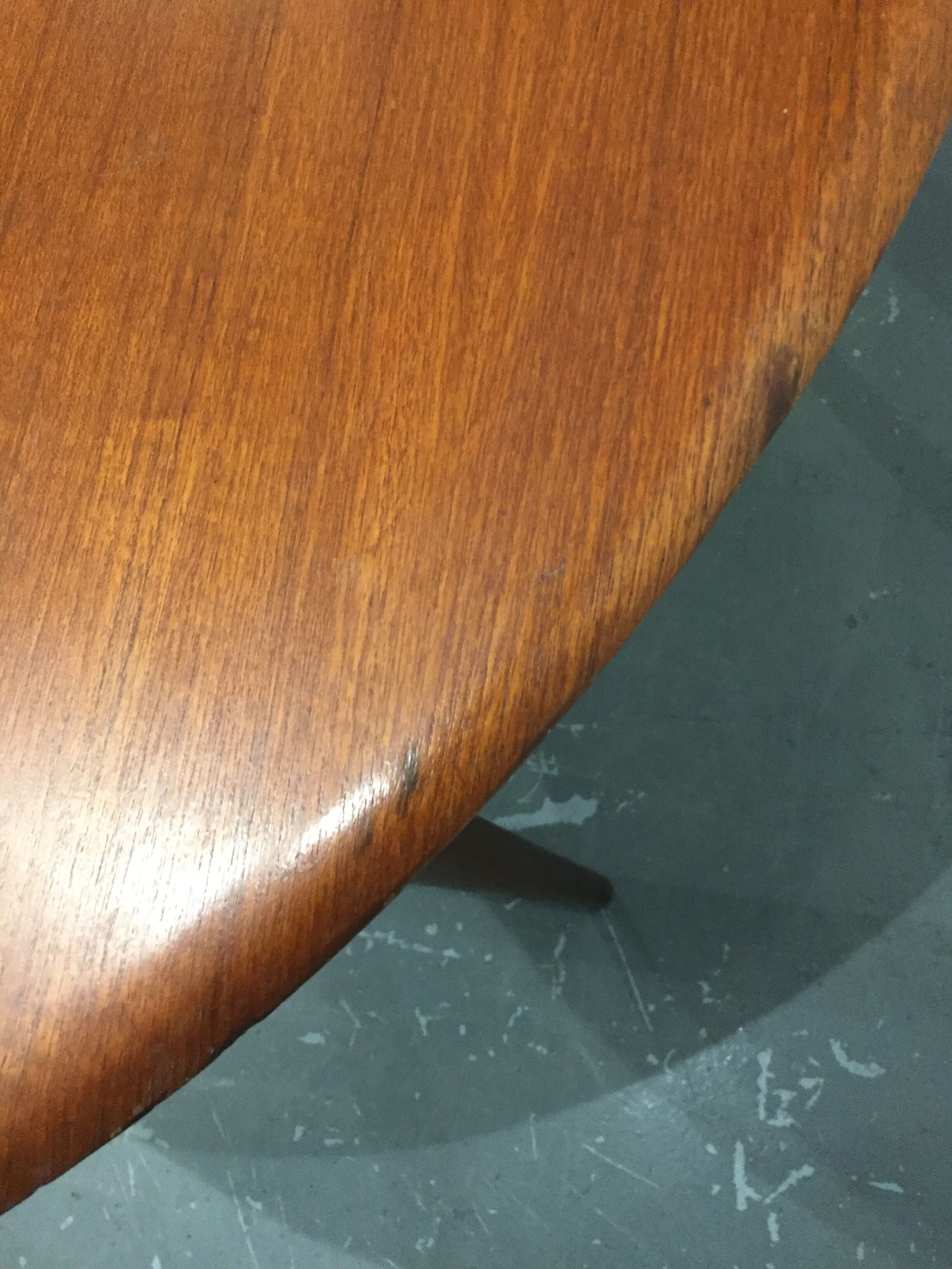 Round scandinavian dining table