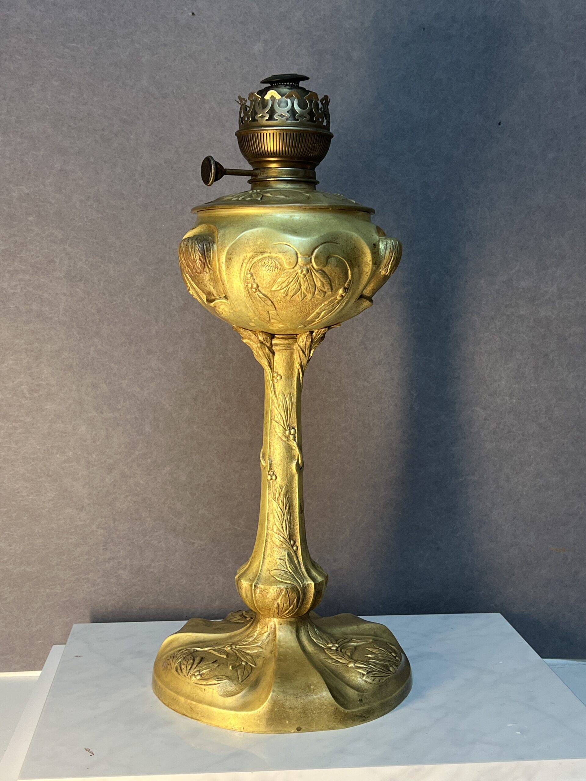 Beautiful and old oil lamp in gilded bronze, attributed to Georges Leleu