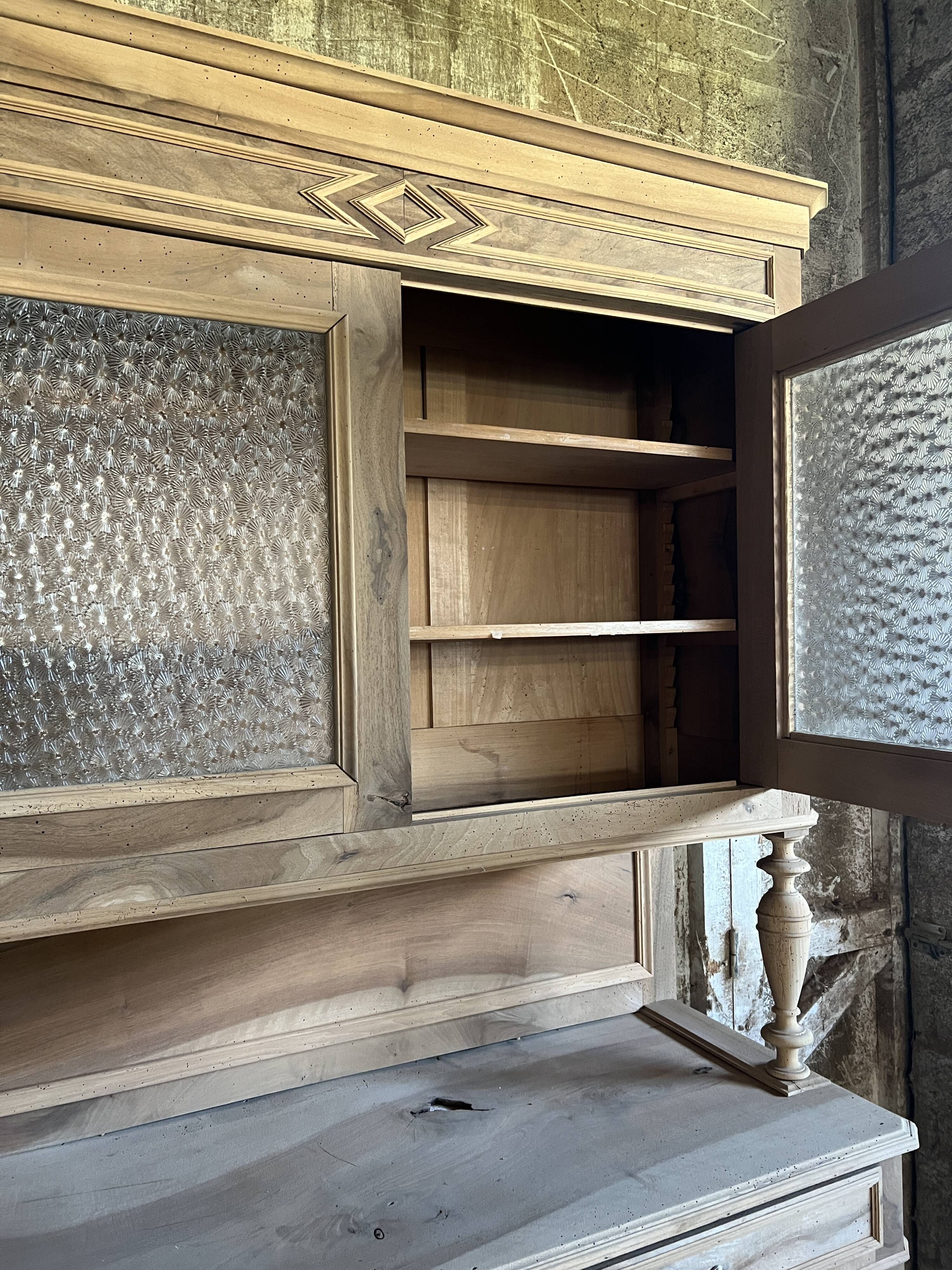 Sideboard 2 aerogummed vitreous body