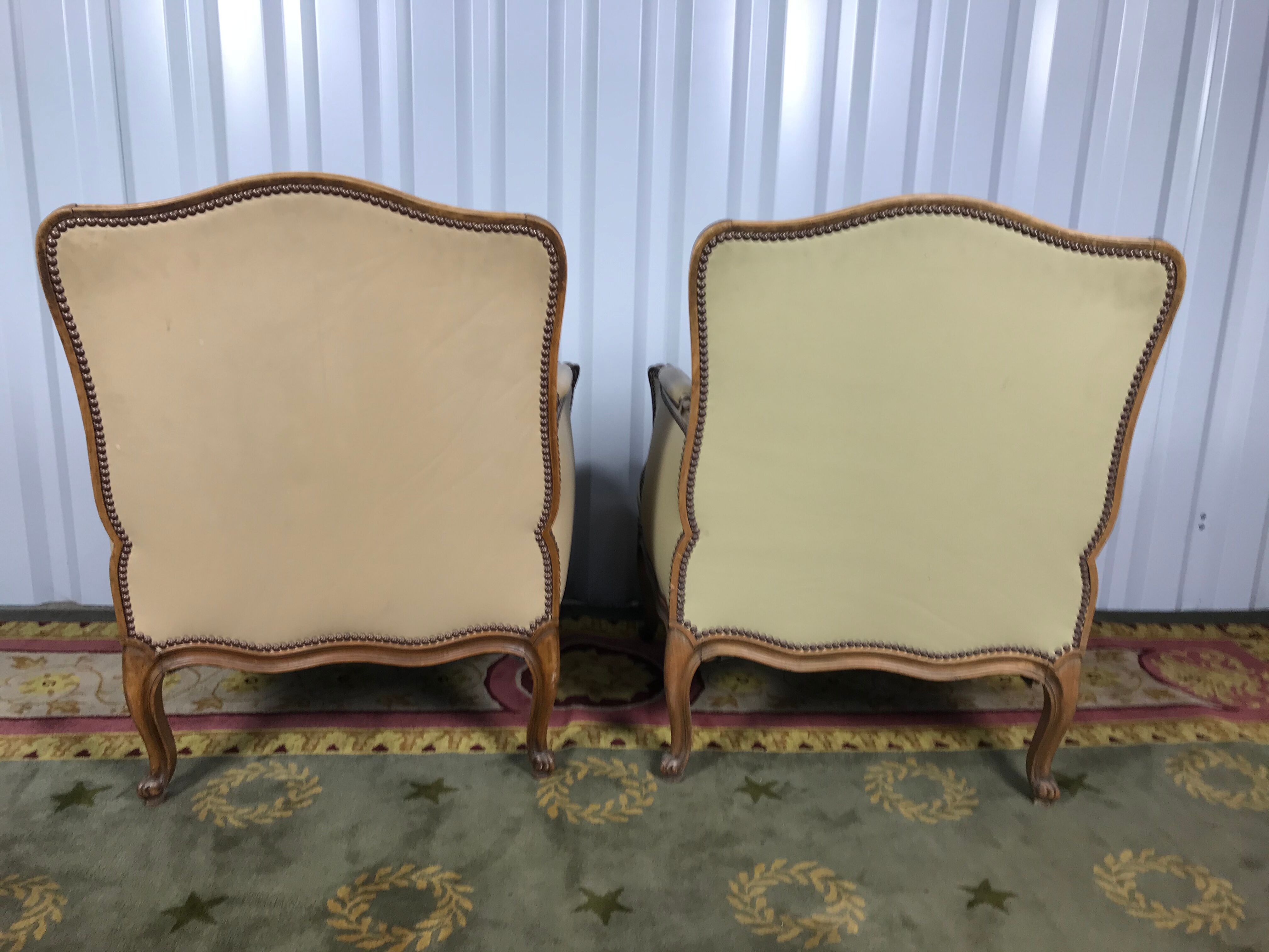 Paire de bergères style Louis XV cuir beige