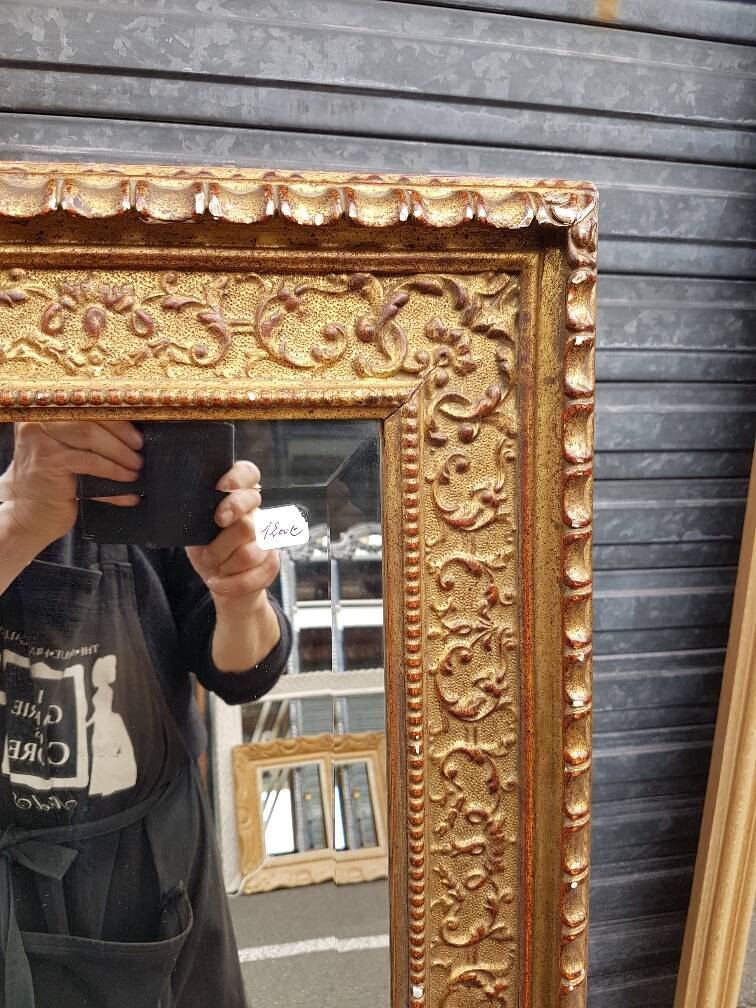 17th century Italian style gilded mirror in carved wood.