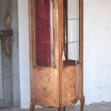 Meuble vitrine en marqueterie,vitrine galbée Louis XV style,signé Marquant