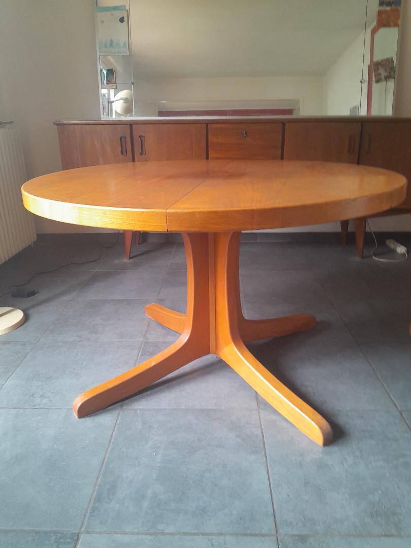 Round wooden table with 2 extensions, table with central star leg