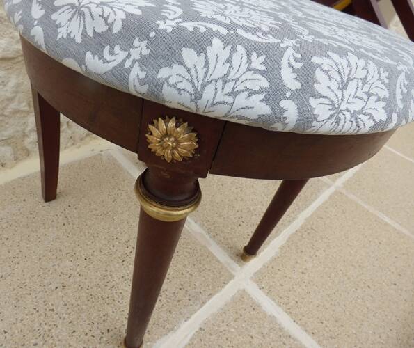 Paire de chaises de style classique en bois, laiton et tissu