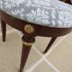 Paire de chaises de style classique en bois, laiton et tissu