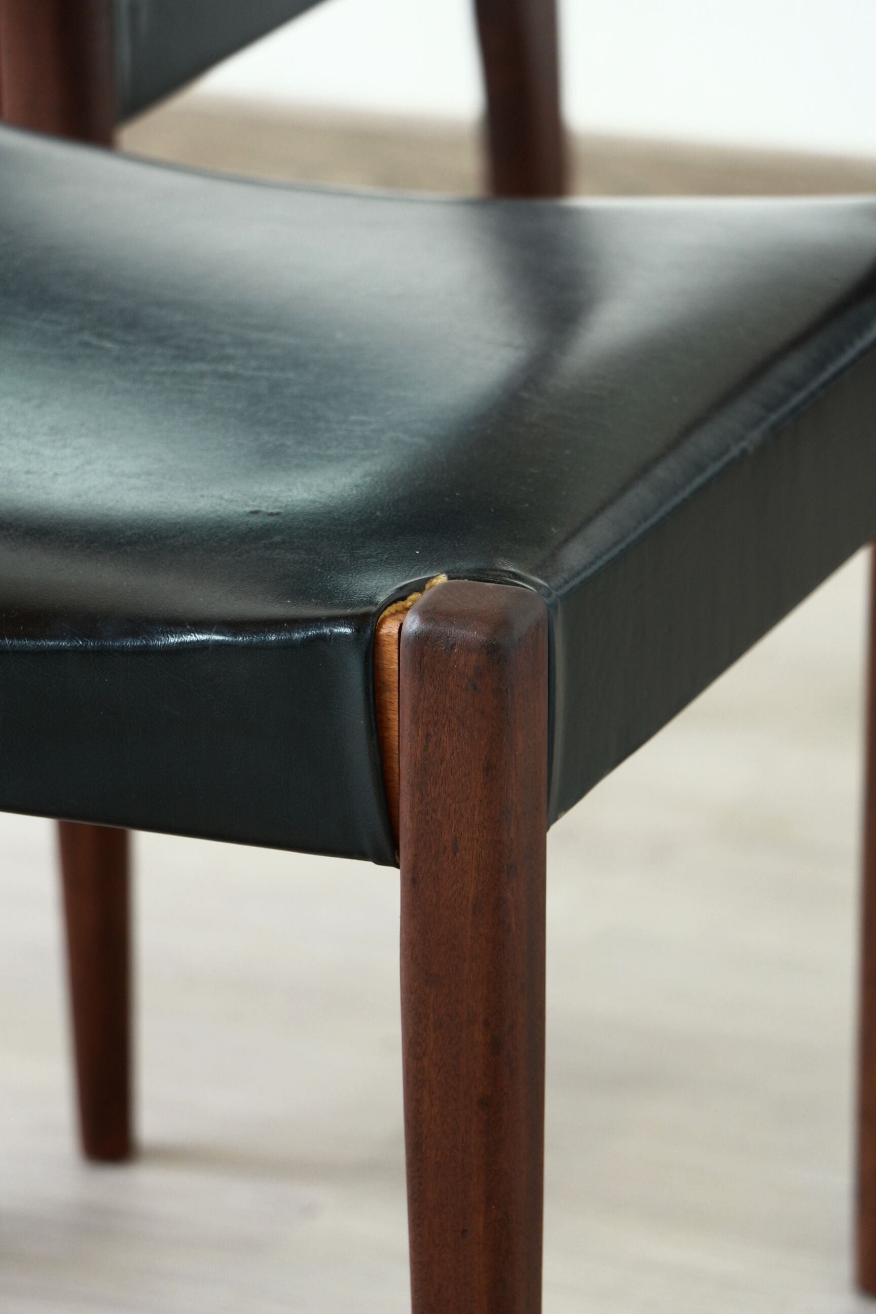 Series of 6 chairs in skai and teak