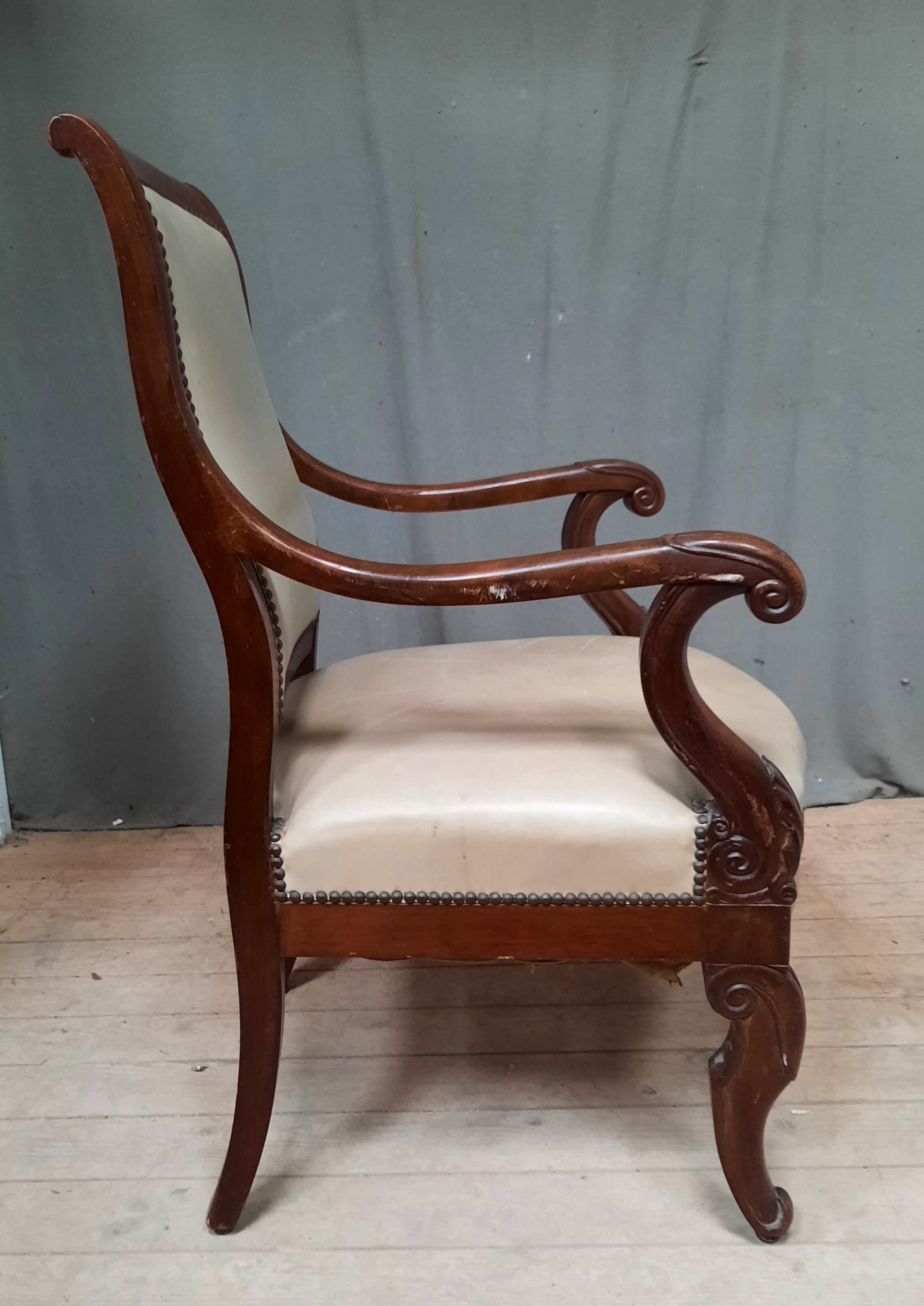 Mahogany armchair with butt