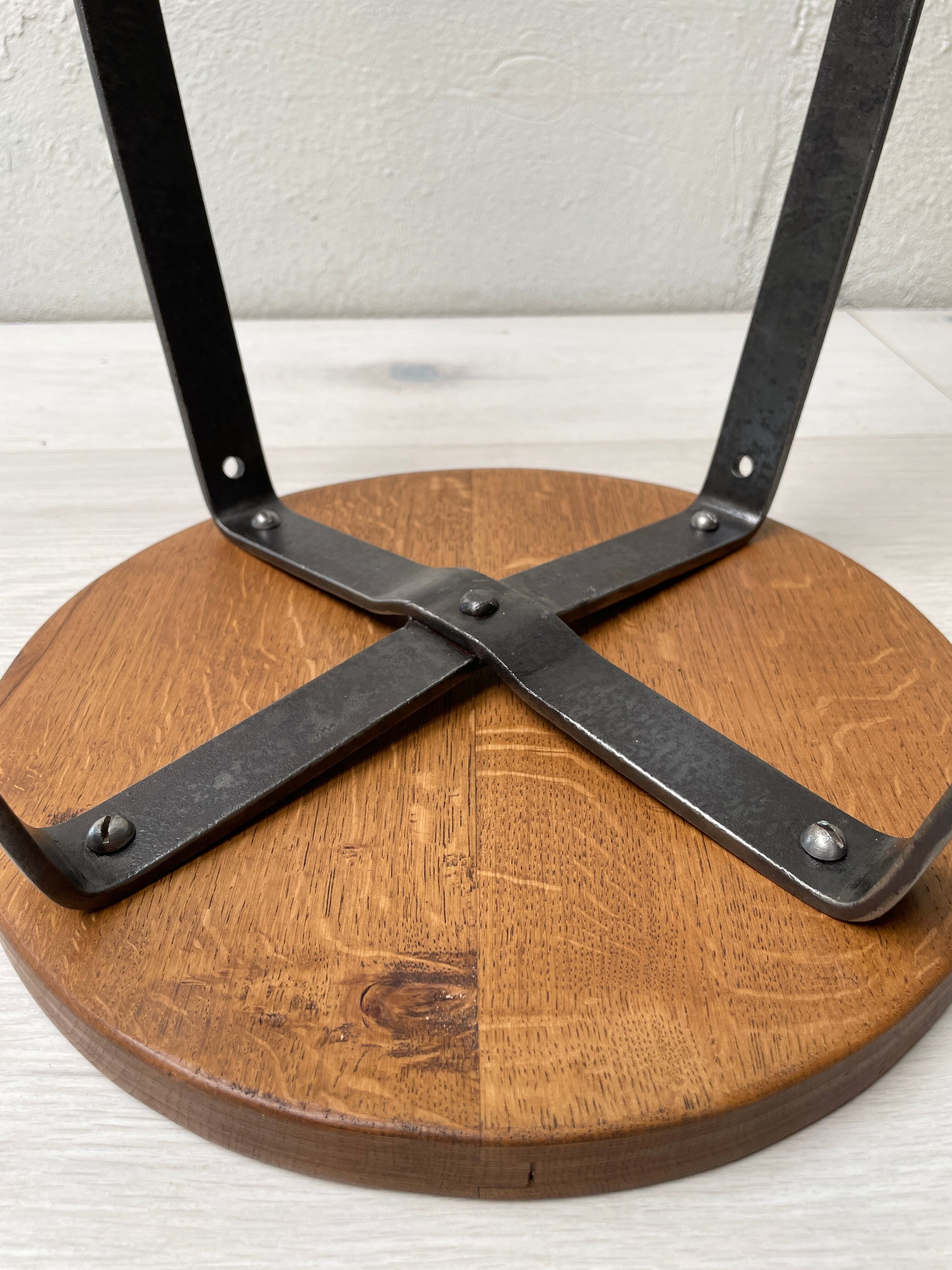 Biénaise fixed industrial workshop stool, circa 1940