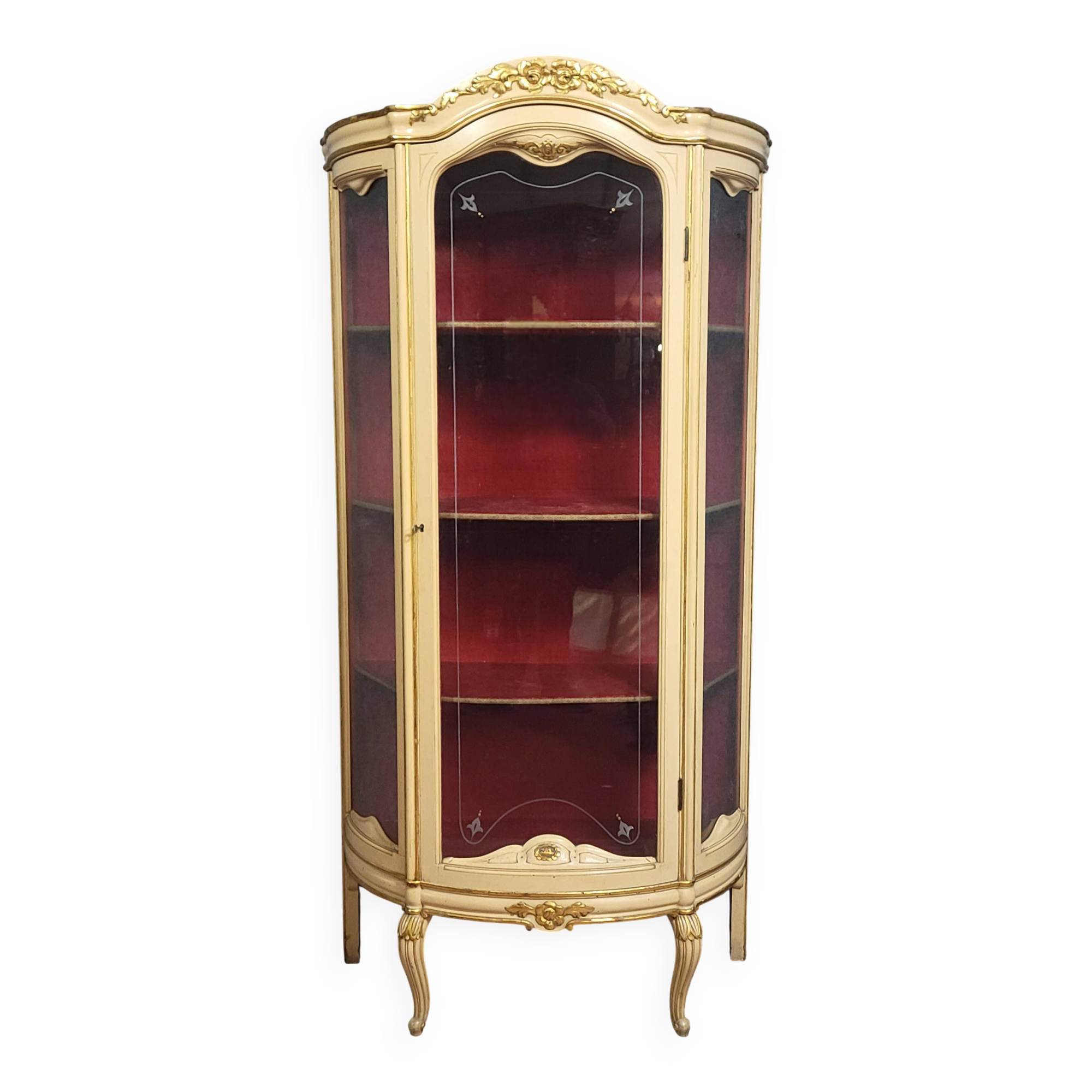 Curved display cabinet in Louis XV style, in cream lacquered wood enhanced with gilding.