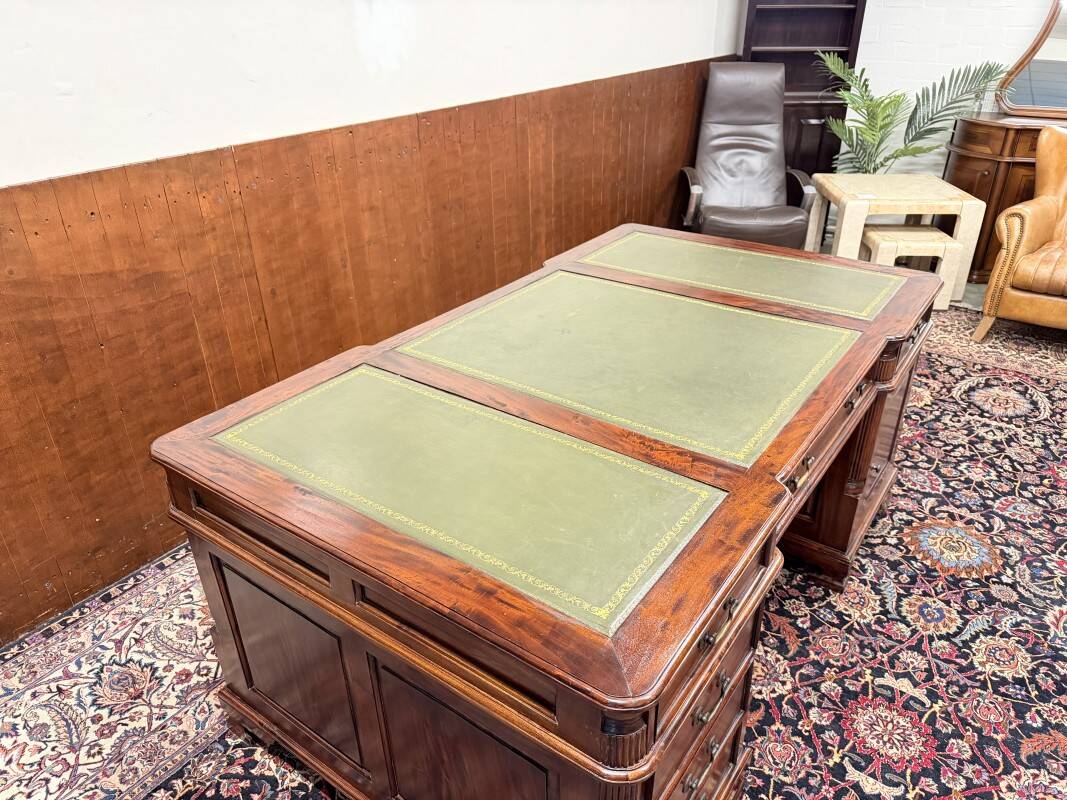 English Classic Chesterfield Partnerdesk Desk
