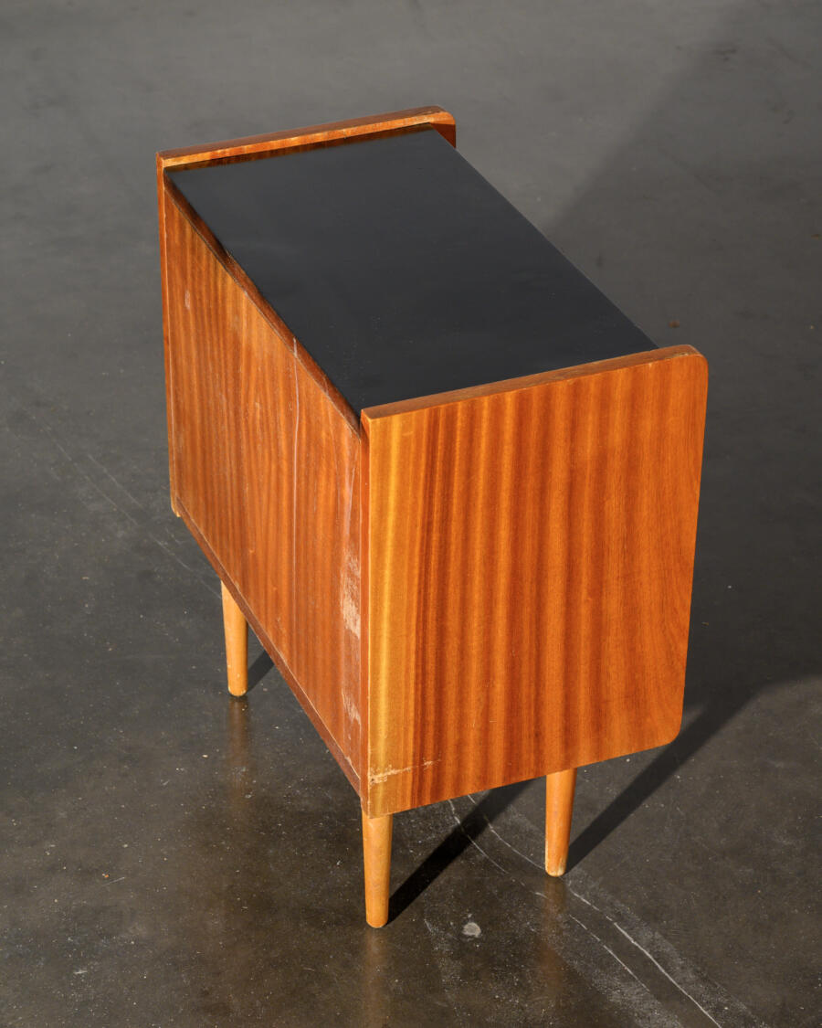 Table de chevet une porte abattante