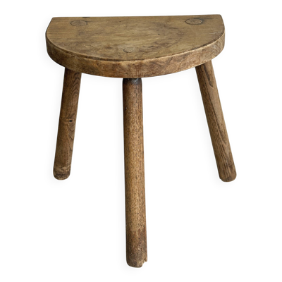 Tabouret tripode ancien en bois clair, assise demi-lune