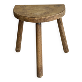 Tabouret tripode ancien en bois clair, assise demi-lune
