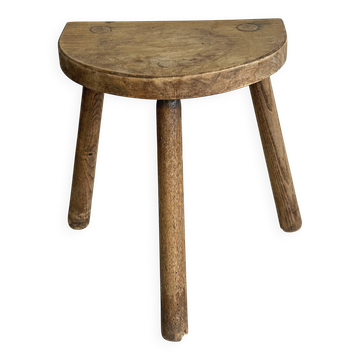 Tabouret tripode ancien en bois clair, assise demi-lune