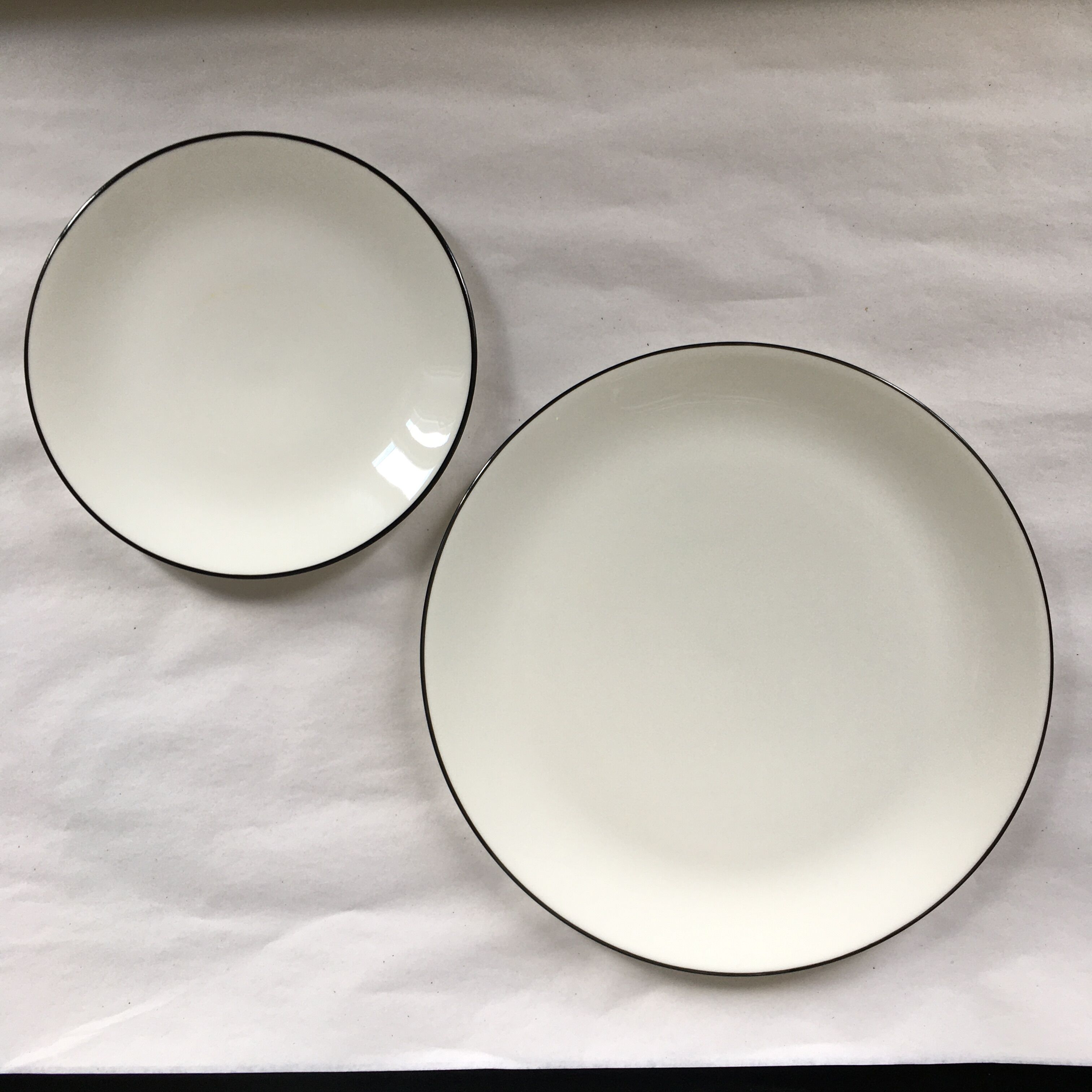 Set of 2 porcelain plates