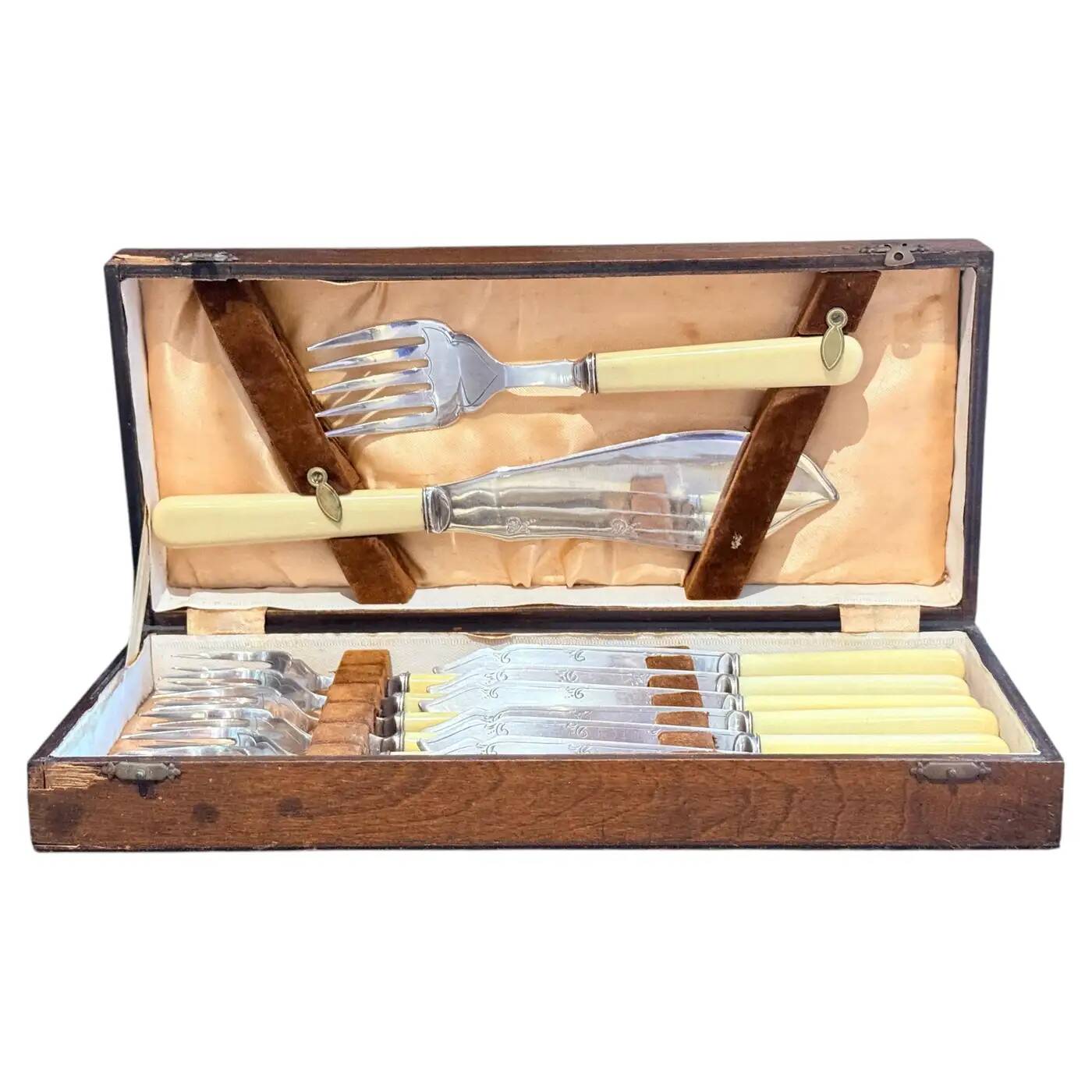 Set de couverts à poisson en métal argenté et ivoire synthétique