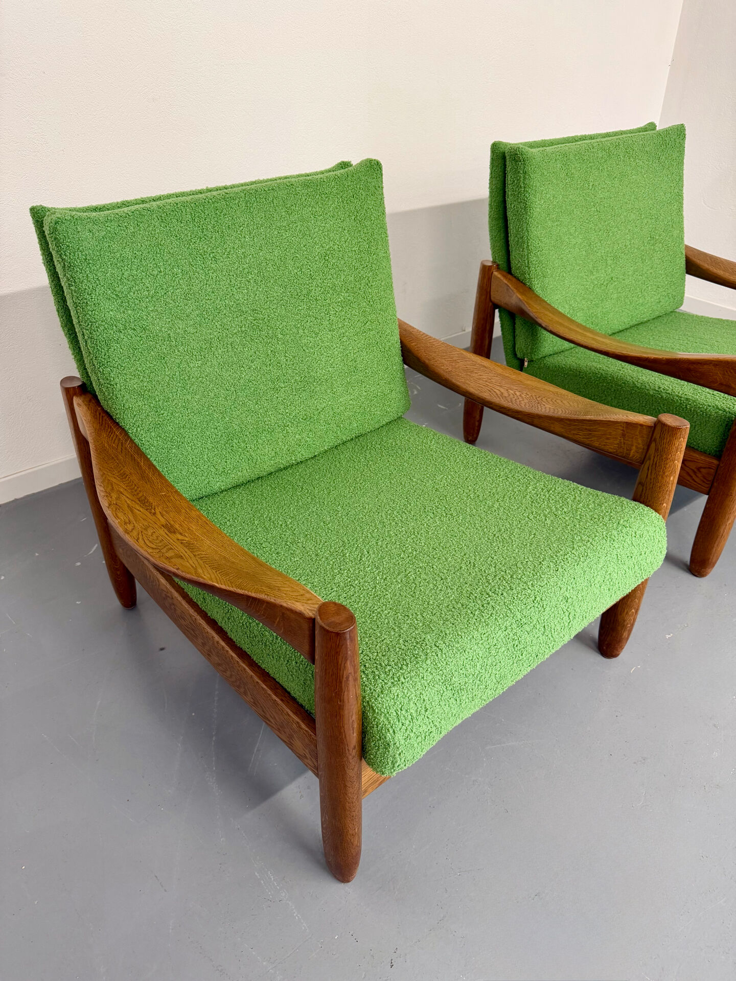 Lot of 2 vintage armchairs in solid oak with boucle fabric, Scandinavian design from the 70s.