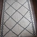 Boujaad rug in white and black natural wool, hand-woven, size 250 x 150 cm