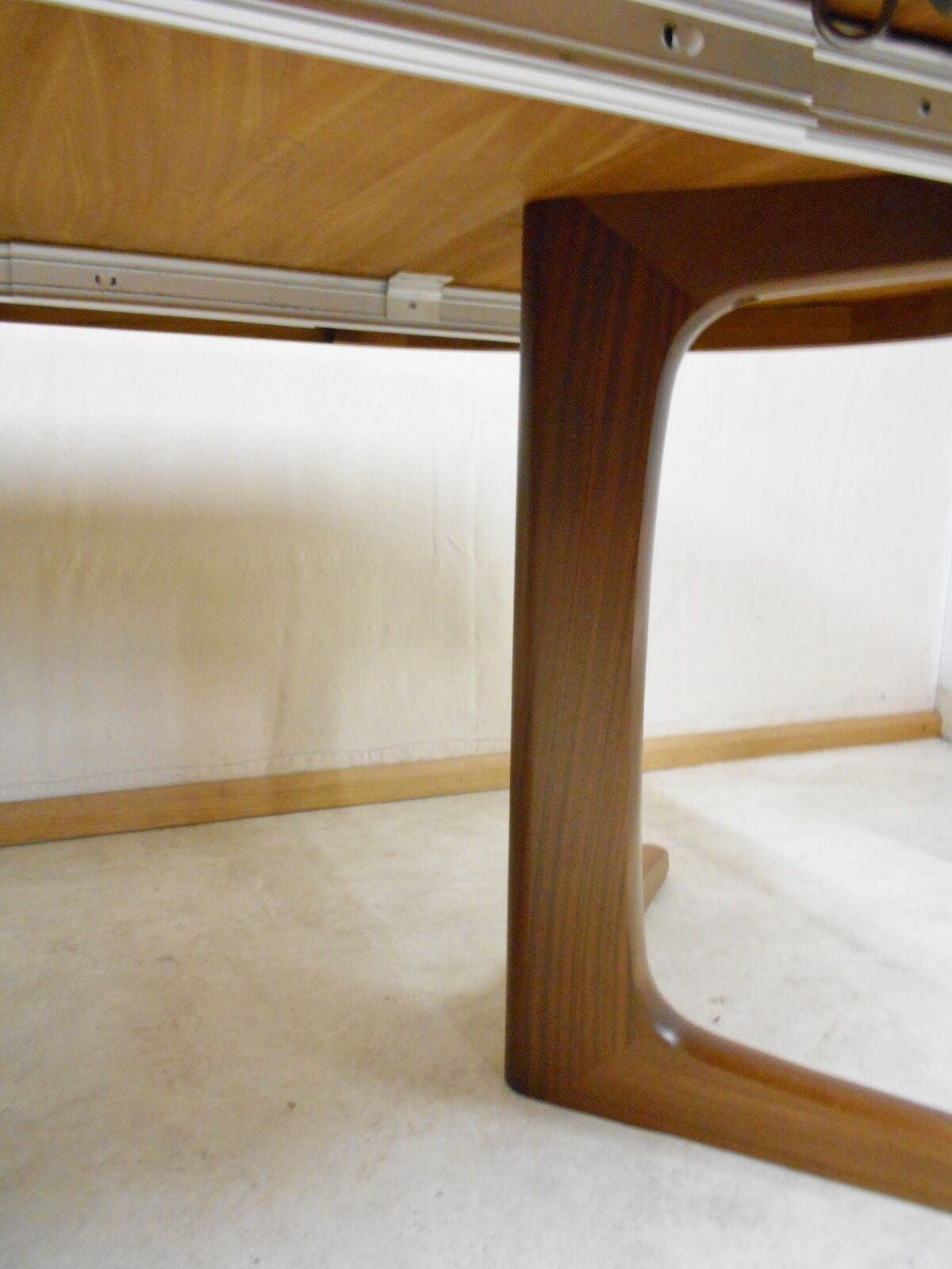 Expandable round teak table