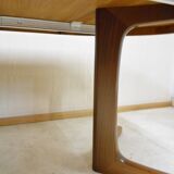 Expandable round teak table