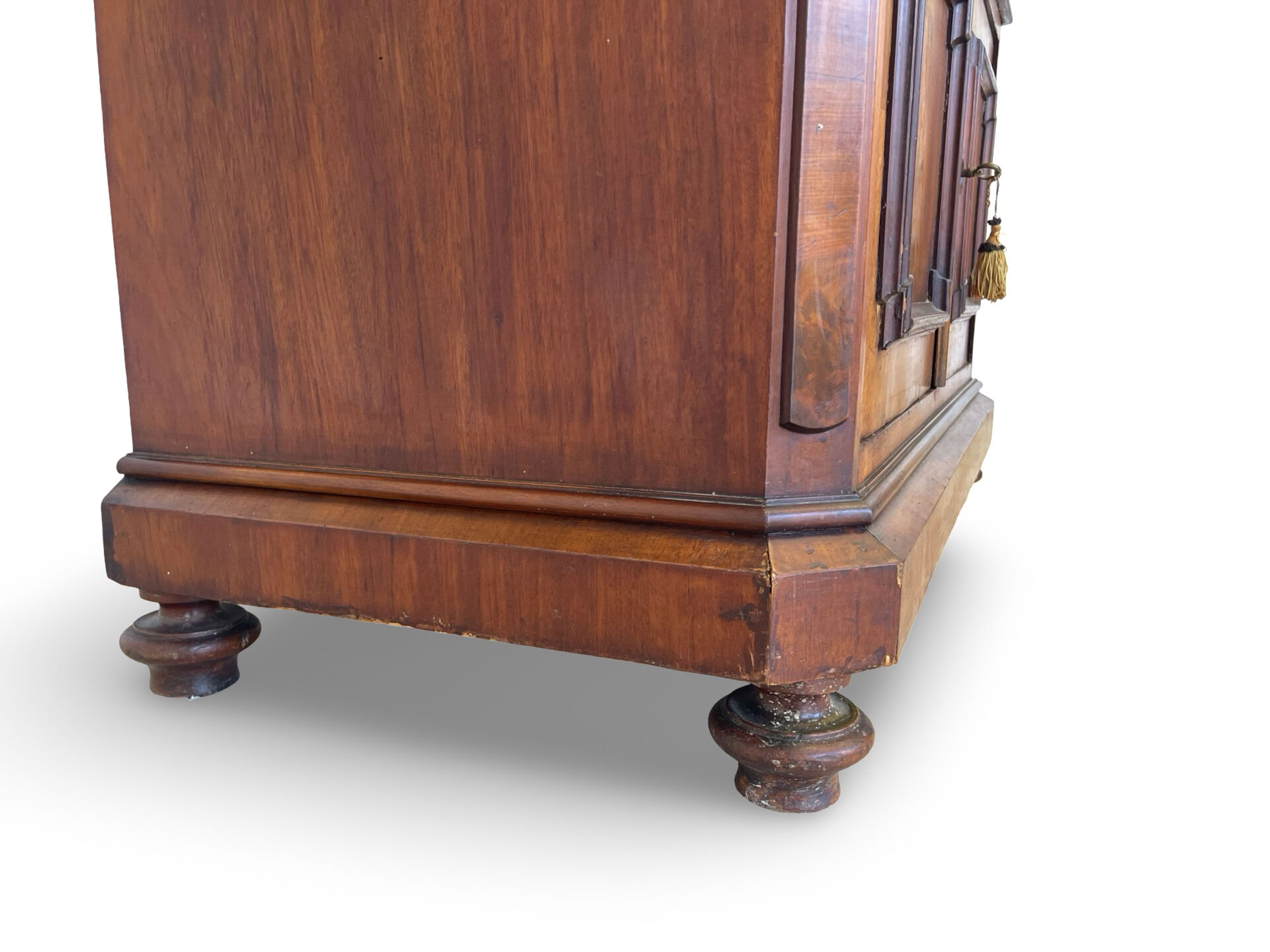 The antique walnut vanity , 19th century