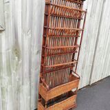Rattan shelf/shelf carries magazines