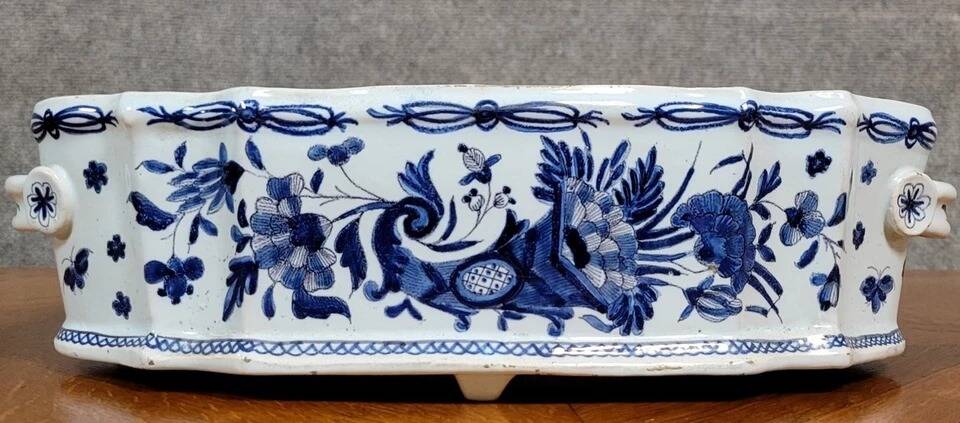 Important ceramic planter with monochrome blue decoration.