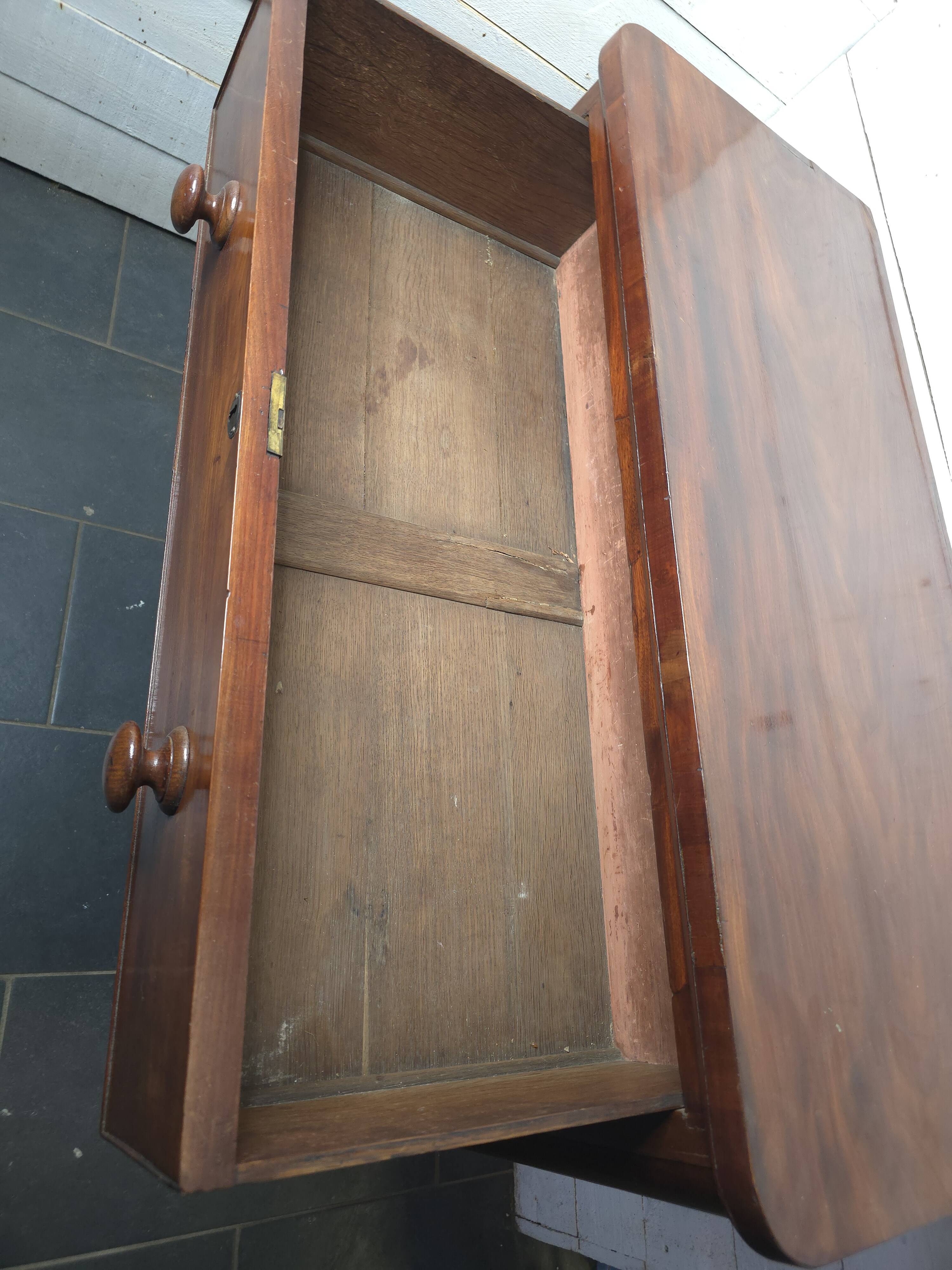 English style mahogany chest of drawers with 3 drawers
