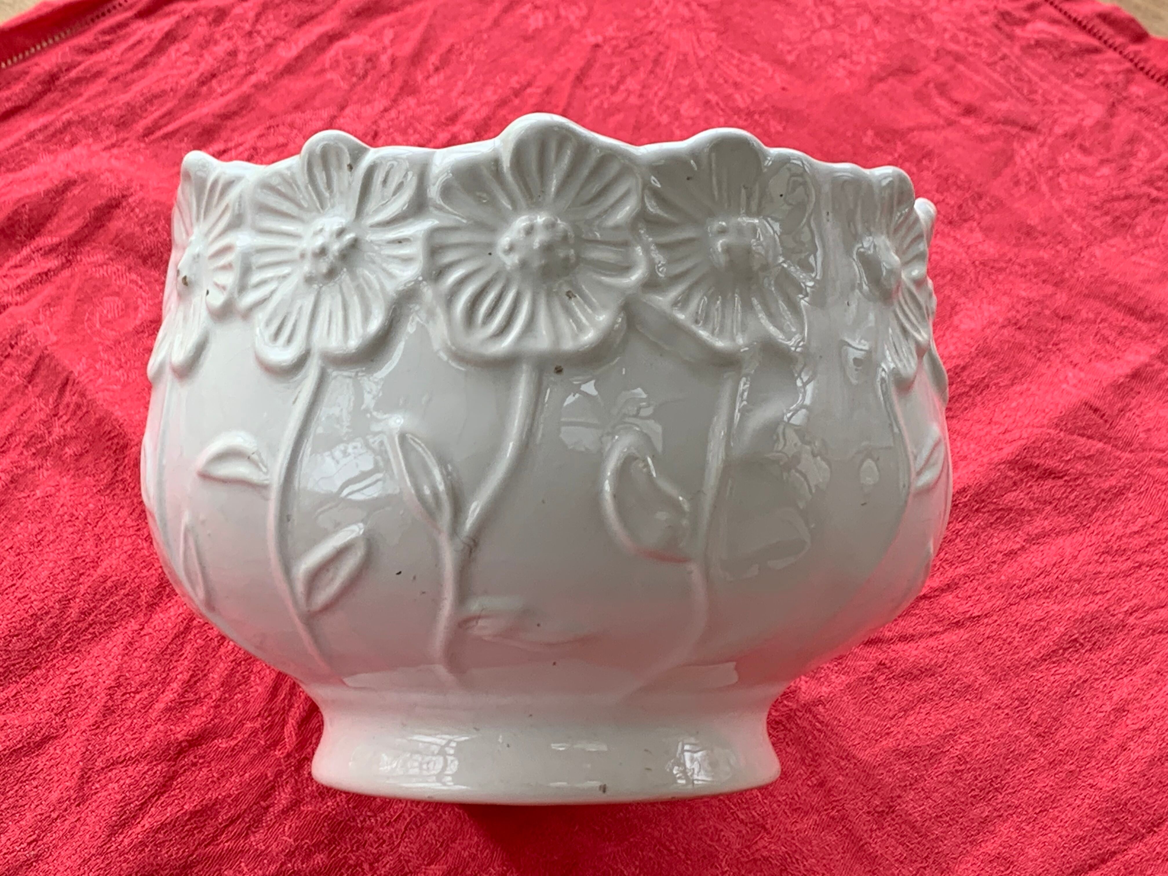 Pot cover slurry in glazed ceramic white vintage floral pattern