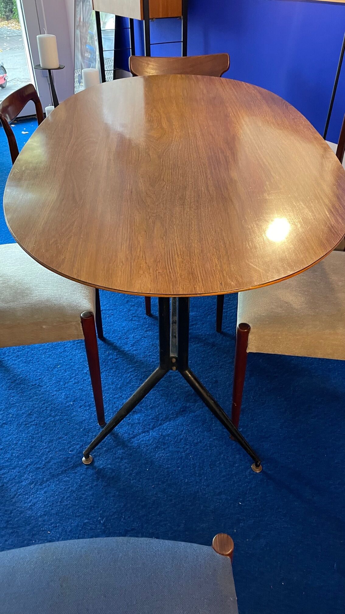 Italian oval dining table from the 60s