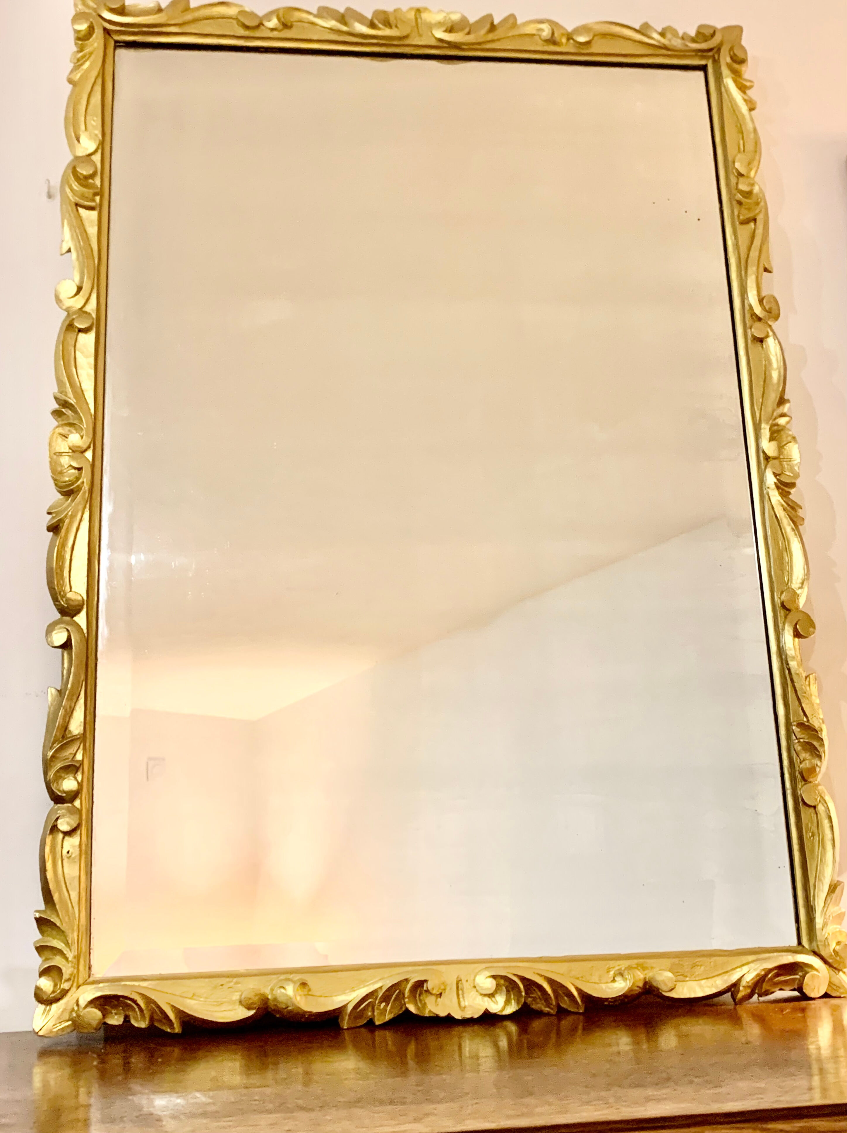 Miroir biseauté baroque aux fleurs sculptées et dorées