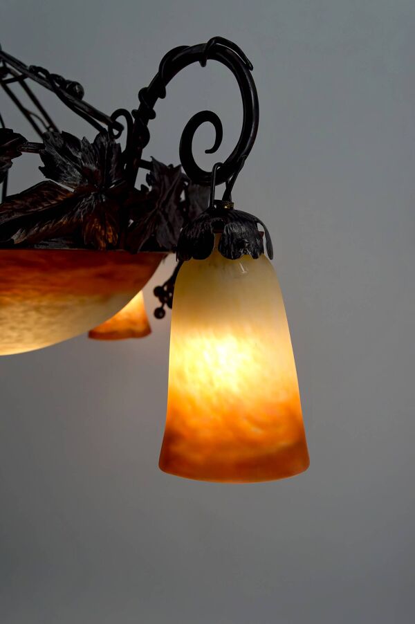 Lustre en fer forgé et pate de verre, Art Deco, Muller Freres, Circa 1920