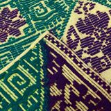 Tapis vert et jaune fait à la main avec de délicates fleurs colorées