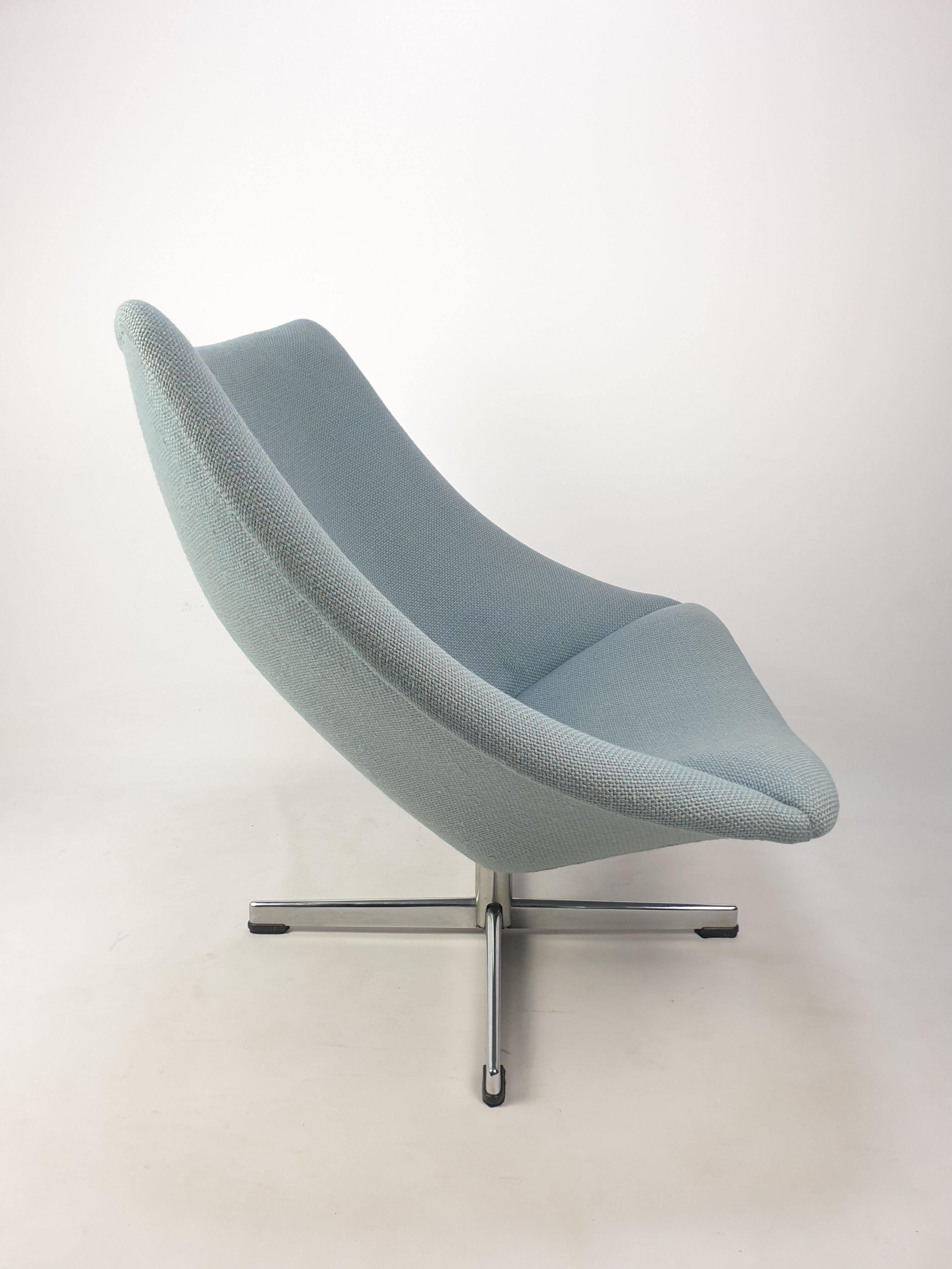 Oyster chair with cross base by Pierre Paulin for Artifort, 1965