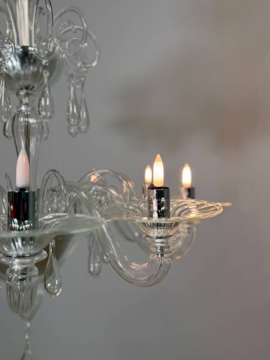 Venetian chandelier in transparent Murano glass with 10 light arms, circa 1980.