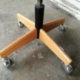 Swivel workshop chair