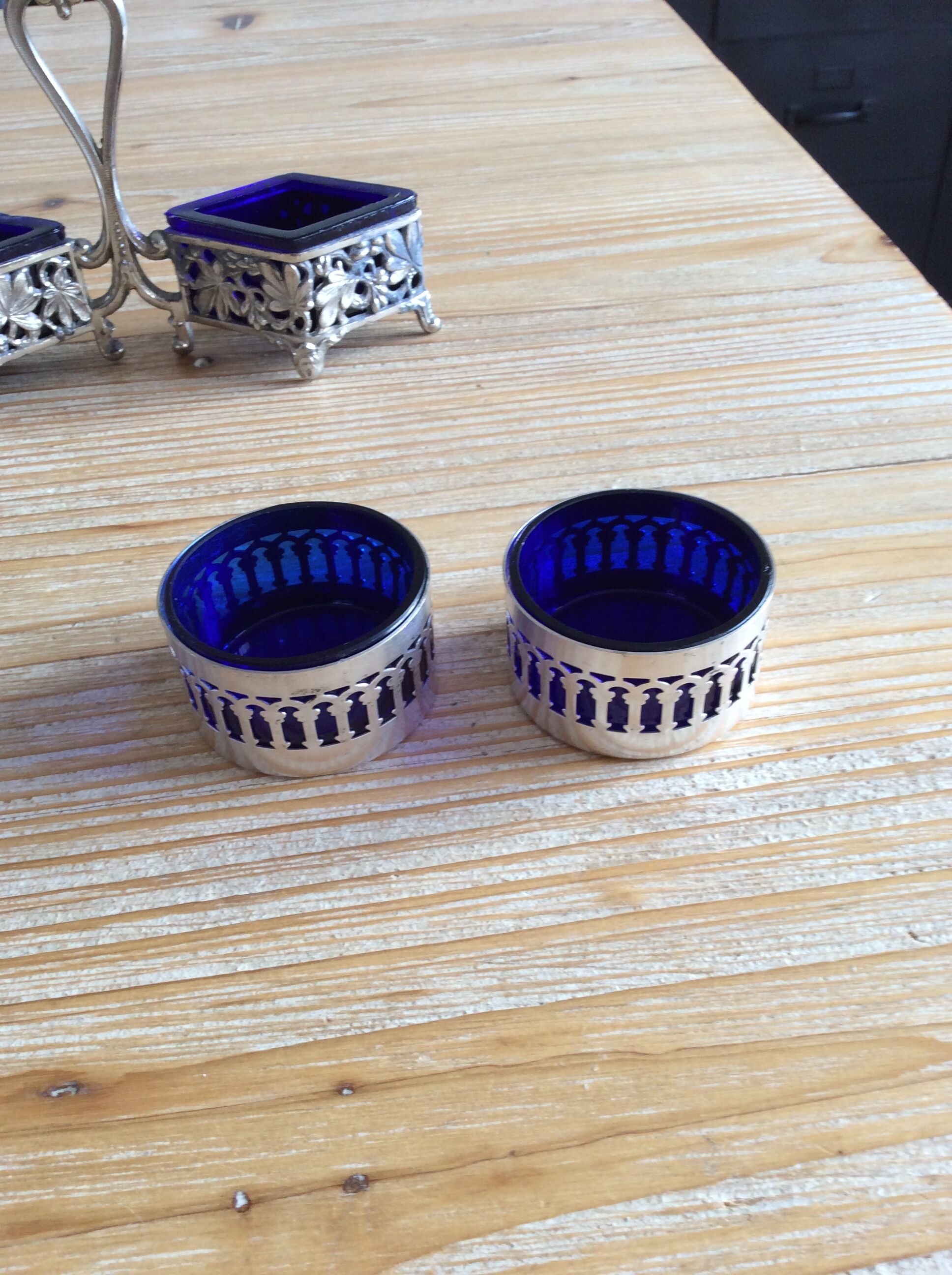 Salt shaker /pepper shaker and accessories in silver metal and blue glass compartment