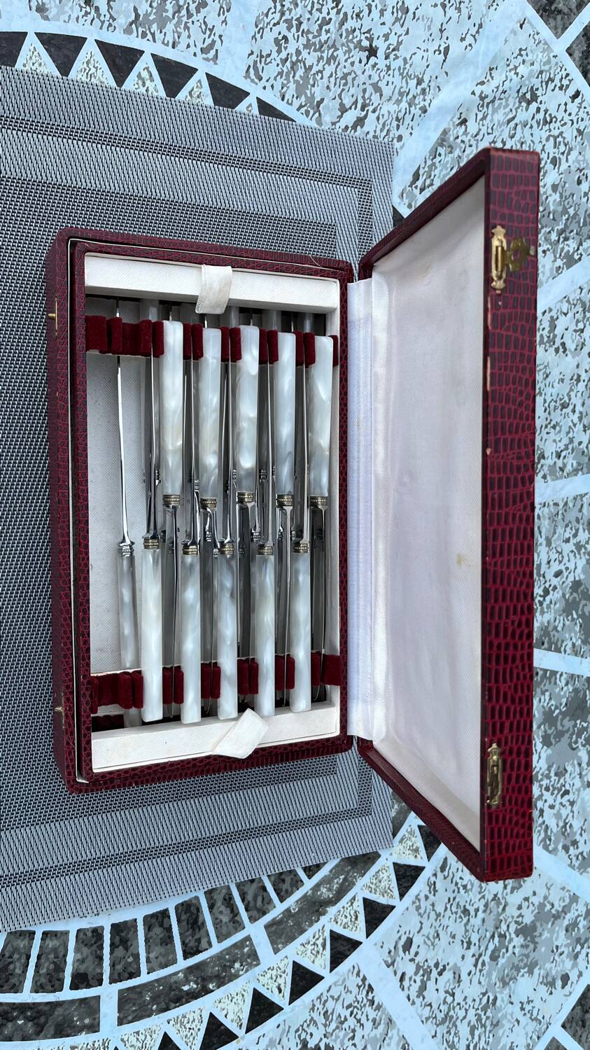 Box of 10 table knives and 10 cheese knives