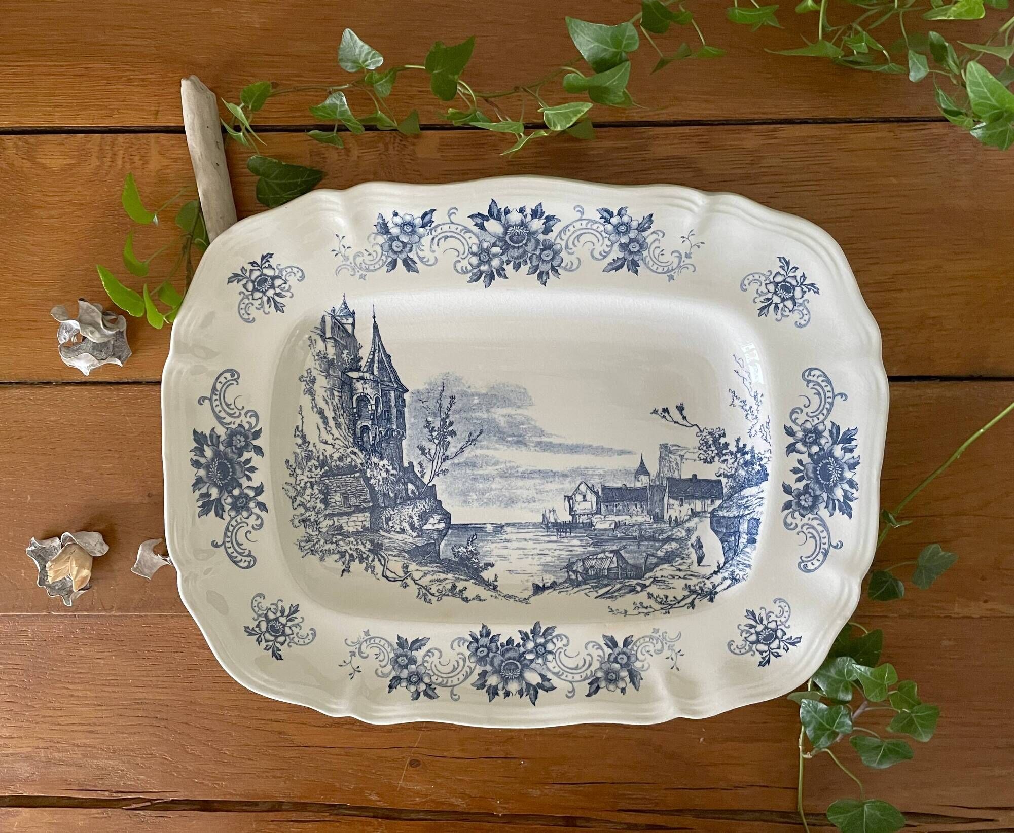 Antique rectangular plate in Sarreguemines earthenware.