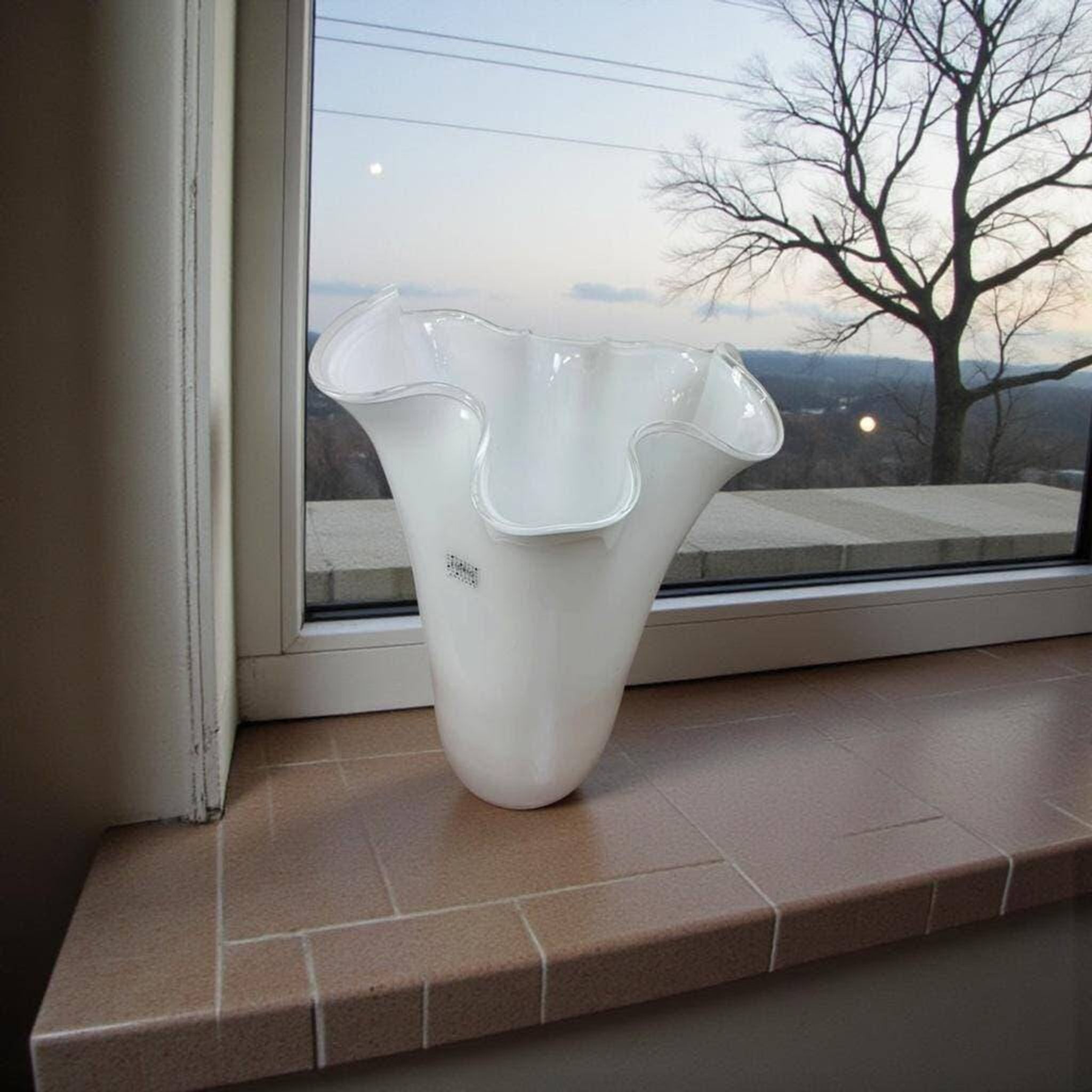 Vase blanche en verre plissé fidrio