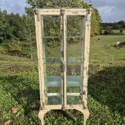 Ancienne vitrine de chirurgien