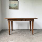 Extendable farmhouse table in oak