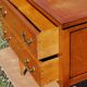 Commode Sauteuse de style Louis XVI à décor de filets de marqueterie