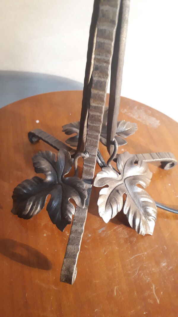 Lampe 1930  fer forge tulipe pâte de verre signee