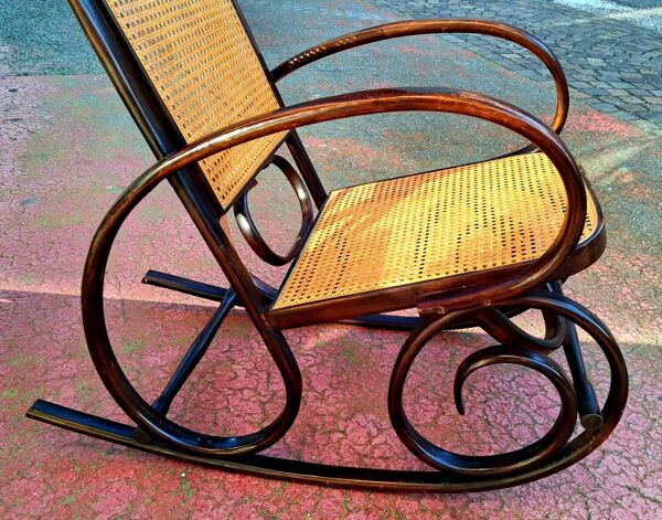 Fauteuil basculant dit rocking chair. Bois courbé et canage.