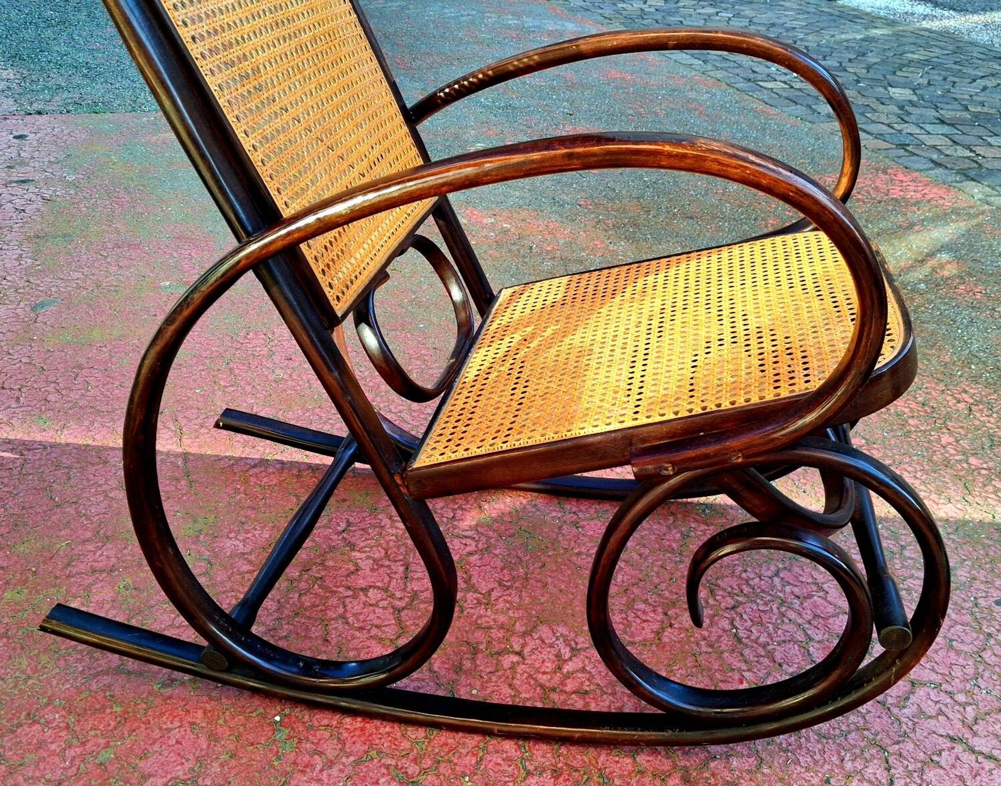 Fauteuil basculant dit rocking chair. Bois courbé et canage.