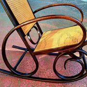 Fauteuil basculant dit rocking chair. Bois courbé et canage.